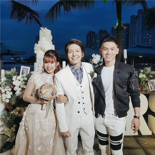 Cập nhật: Khởi My và Kelvin Khánh thay trang phục giản dị để tham gia tiệc cưới - Ảnh 4.