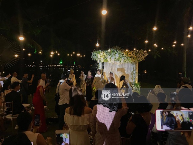 Cập nhật: Khởi My và Kelvin Khánh thay trang phục giản dị để tham gia tiệc cưới - Ảnh 9.