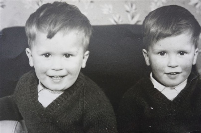 Cặp song sinh không nói chuyện với nhau suốt 20 năm nhưng chết cách nhau 3 tháng theo cách hoàn toàn giống nhau - Ảnh 1.