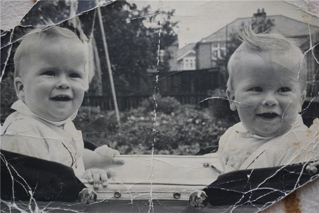 Cặp song sinh không nói chuyện với nhau suốt 20 năm nhưng chết cách nhau 3 tháng theo cách hoàn toàn giống nhau - Ảnh 2.