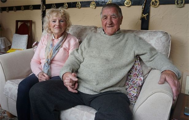 Cặp song sinh không nói chuyện với nhau suốt 20 năm nhưng chết cách nhau 3 tháng theo cách hoàn toàn giống nhau - Ảnh 3.