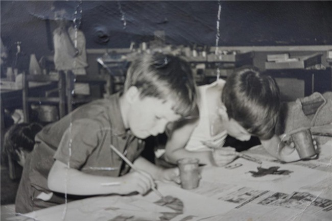 Cặp song sinh không nói chuyện với nhau suốt 20 năm nhưng chết cách nhau 3 tháng theo cách hoàn toàn giống nhau - Ảnh 4.