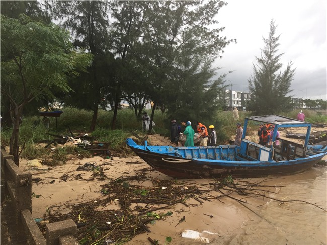 Vớt được thi thể nam thanh niên thất tình rủ bạn nhảy cầu Thuận Phước tự tử - Ảnh 1.