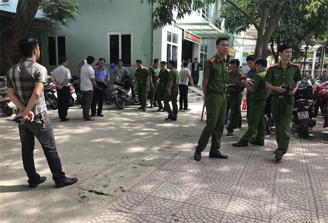 Bố bệnh nhi cầm dao đuổi, đâm gục bảo vệ tại sân bệnh viện - Ảnh 2.