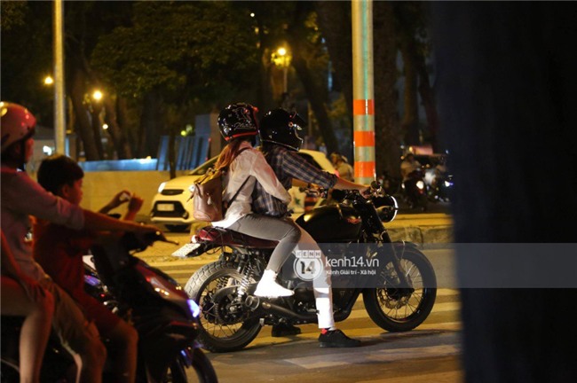 Clip: Kết thúc đám cưới, vợ chồng Khởi My - Kelvin Khánh cưỡi mô tô về nhà, ôm lấy nhau không rời - Ảnh 6.