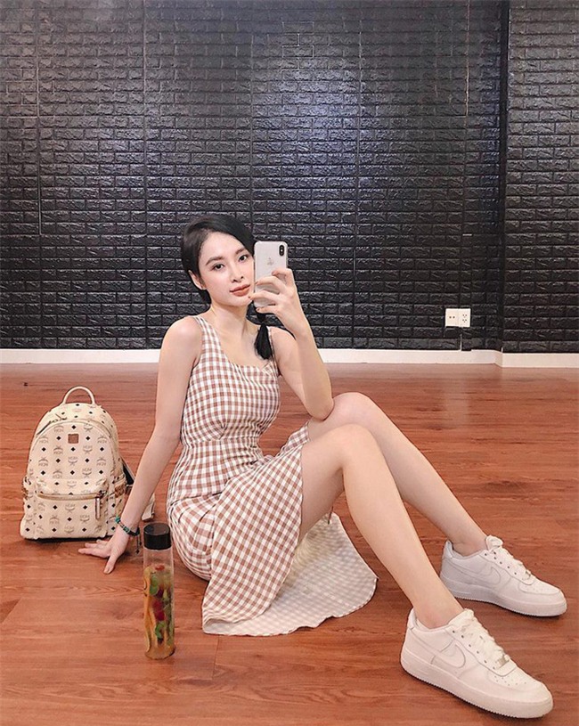 Street style sao Việt: Kỳ Duyên khoe chân dài bất tận, Angela Phương Trinh mặc váy xinh nhưng lại ngồi kém duyên - Ảnh 3.