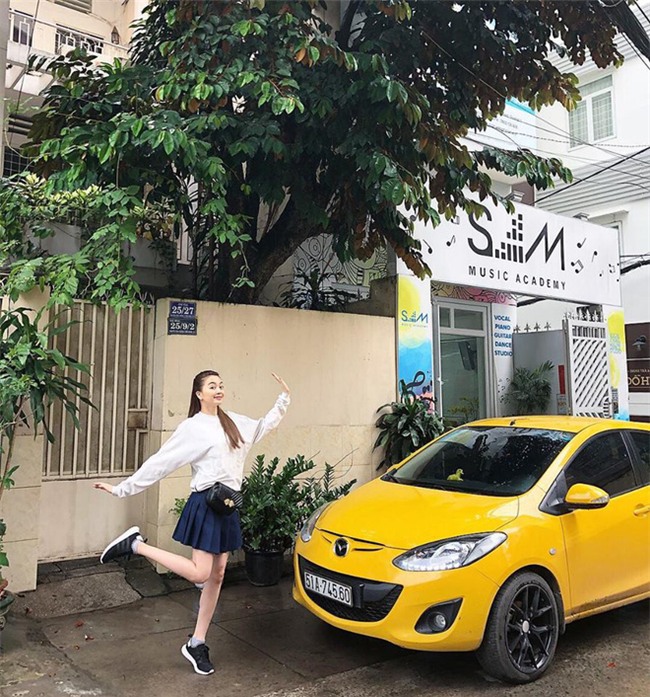 Street style sao Việt: Kỳ Duyên khoe chân dài bất tận, Angela Phương Trinh mặc váy xinh nhưng lại ngồi kém duyên - Ảnh 8.