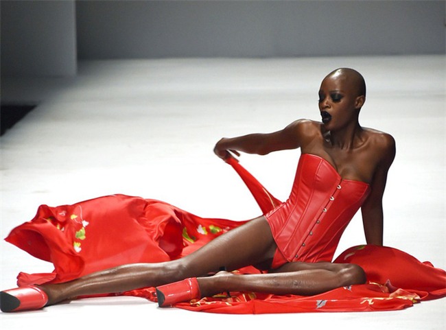 500 pha ngã sấp mặt của các người mẫu trên sàn catwalk: Trốn chẳng được, độn thổ chẳng xong! - Ảnh 10.