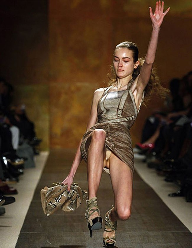 500 pha ngã sấp mặt của các người mẫu trên sàn catwalk: Trốn chẳng được, độn thổ chẳng xong! - Ảnh 2.