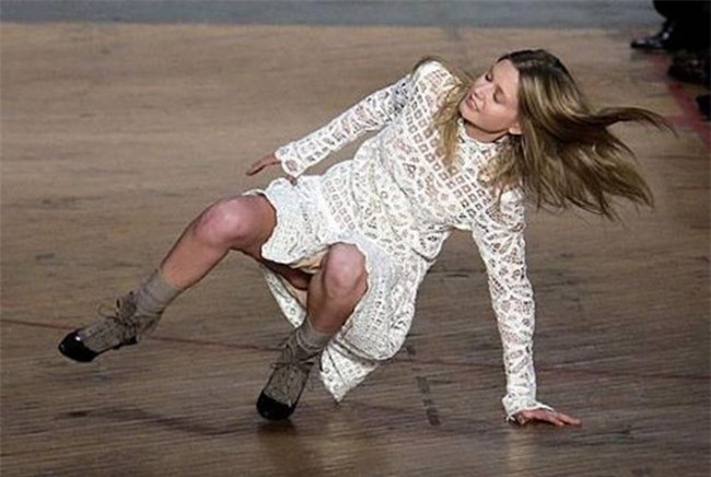 500 pha ngã sấp mặt của các người mẫu trên sàn catwalk: Trốn chẳng được, độn thổ chẳng xong! - Ảnh 7.