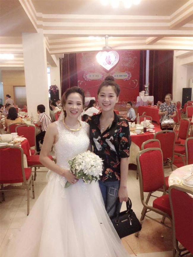 Một bức ảnh chụp hai người phụ nữ trong đám cưới, dân mạng tranh cãi ai là mẹ chồng, ai là con dâu - Ảnh 1.