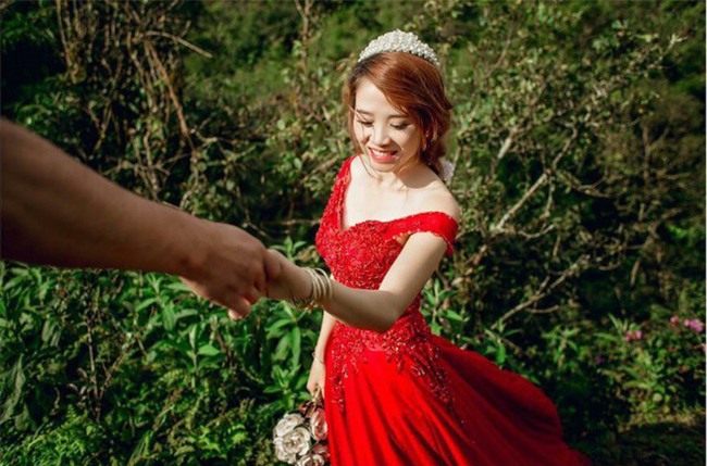 Một bức ảnh chụp hai người phụ nữ trong đám cưới, dân mạng tranh cãi ai là mẹ chồng, ai là con dâu - Ảnh 3.