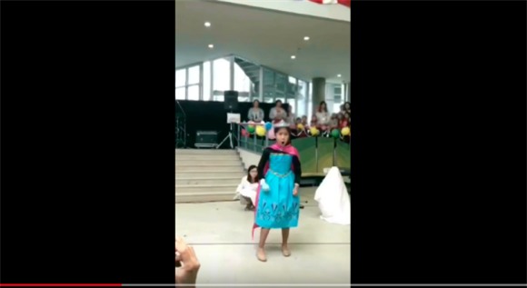 Diễn Elsa sâu vô cùng, lại được hội chị em phụ họa có tâm, video của cô bé 10 tuổi được chia sẻ ầm ầm trên mạng - Ảnh 2.