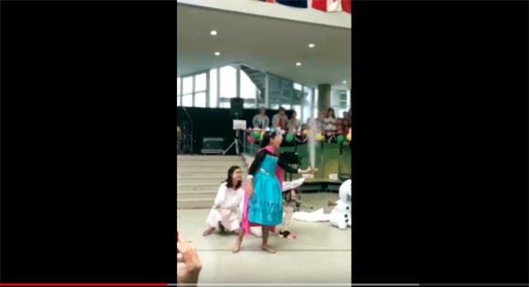 Diễn Elsa sâu vô cùng, lại được hội chị em phụ họa có tâm, video của cô bé 10 tuổi được chia sẻ ầm ầm trên mạng - Ảnh 3.