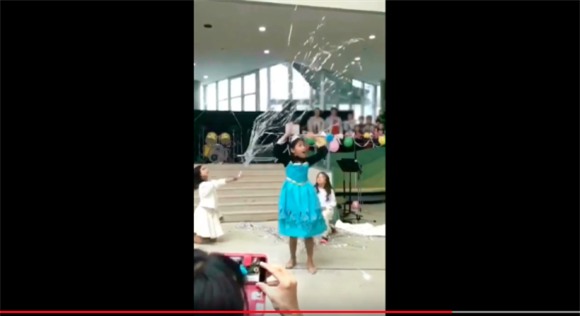 Diễn Elsa sâu vô cùng, lại được hội chị em phụ họa có tâm, video của cô bé 10 tuổi được chia sẻ ầm ầm trên mạng - Ảnh 4.