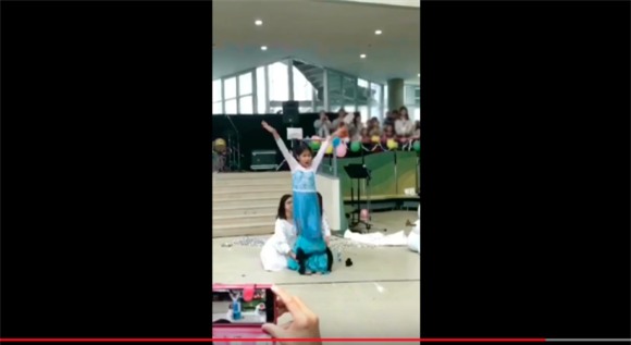 Diễn Elsa sâu vô cùng, lại được hội chị em phụ họa có tâm, video của cô bé 10 tuổi được chia sẻ ầm ầm trên mạng - Ảnh 5.