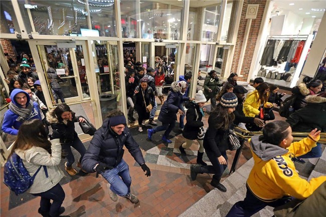 Chuyện kinh dị ngày Black Friday: Giẫm đạp nhau tới chết, bà già đại chiến hay lột vỏ tôm hùm giấu vào quần lót - Ảnh 1.