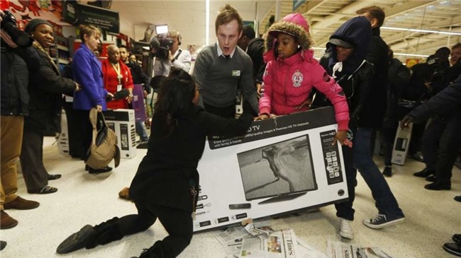 Chuyện kinh dị ngày Black Friday: Giẫm đạp nhau tới chết, bà già đại chiến hay lột vỏ tôm hùm giấu vào quần lót - Ảnh 3.