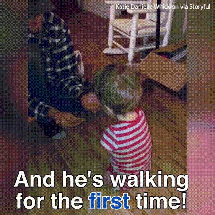 Không tay chân, bé trai 3 tuổi nhích từng bước ôm chầm lấy bố khiến ai cũng xúc động-1
