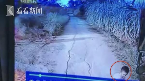 Vừa lái xe vừa “sờ soạng” bé gái, tài xế xe đưa đón học sinh đâm chết một bé trai 4 tuổi - Ảnh 1.