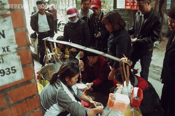 ganh banh troi tau nong hoi dong khach, du ha noi lanh lam van chap nhan dung de thuong thuc - 5