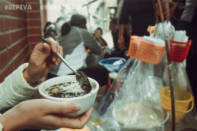 ganh banh troi tau nong hoi dong khach, du ha noi lanh lam van chap nhan dung de thuong thuc - 12