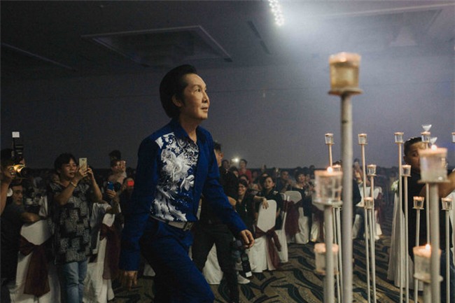 Sau một thời gian dài không xuất hiện trong showbiz, thì tối 23/11, NSƯT Vũ Linh hiếm hoi đã xuất hiện cùng dàn sao Việt trong tiệc cưới của cháu gái.  - Tin sao Viet - Tin tuc sao Viet - Scandal sao Viet - Tin tuc cua Sao - Tin cua Sao