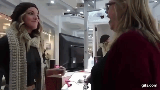 Cô gái không mặc quần áo vô tư dạo phố và phản ứng bất ngờ của mọi người - Ảnh 7.