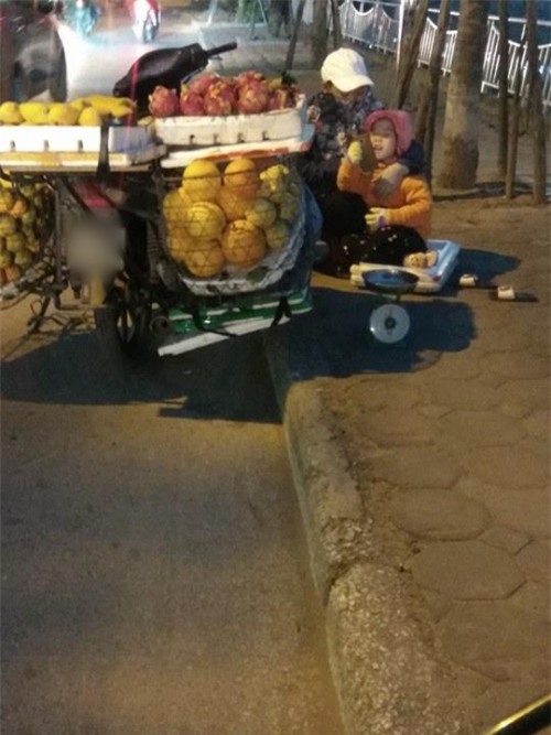 Giữa bộn bề mưu sinh, một cuộc điện thoại thôi cũng đủ khiến người ta ấm lòng trong ngày rét mướt - Ảnh 1.