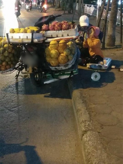 Giữa bộn bề mưu sinh, một cuộc điện thoại thôi cũng đủ khiến người ta ấm lòng trong ngày rét mướt - Ảnh 2.