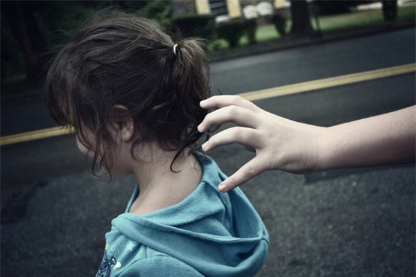 day con ung pho voi nguoi la tu vu be gai gay sot voi cau noi "co la ai?" - 2