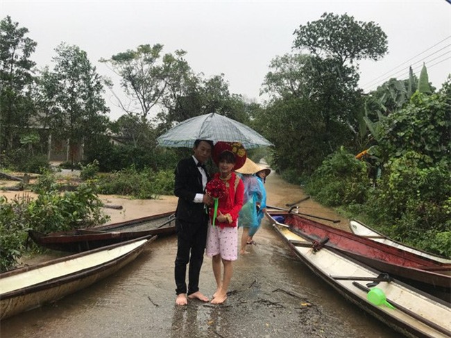 Co dau Hue vui ve mac ao dai, quan dui hong trong ngay cuoi hinh anh 1