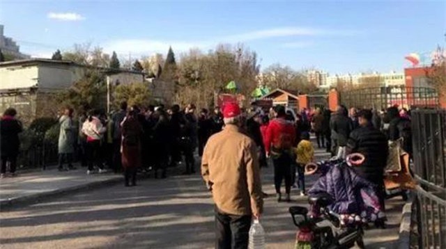 chan dong: nghi an nhieu tre o truong mam non noi tieng tq bi co giao tiem thuoc ngu - 1