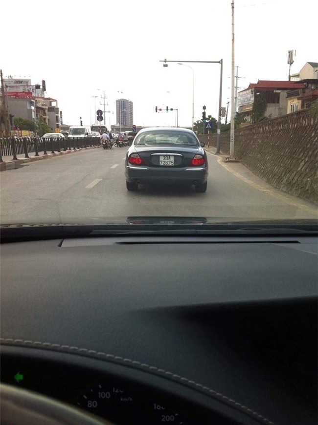 Hà Nội: Thanh niên đang dạo phố thì nhìn thấy xe giống hệt xe mình đang đi, kể cả biển số