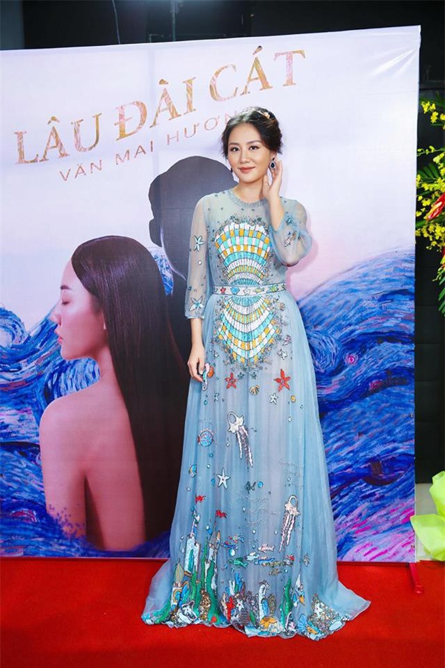 Đụng hàng váy với Hoa hậu Đỗ Mỹ Linh, nhưng Văn Mai Hương lại già hơn hẳn vì chọn nhầm phụ kiện kiểu... quý bà - Ảnh 1.