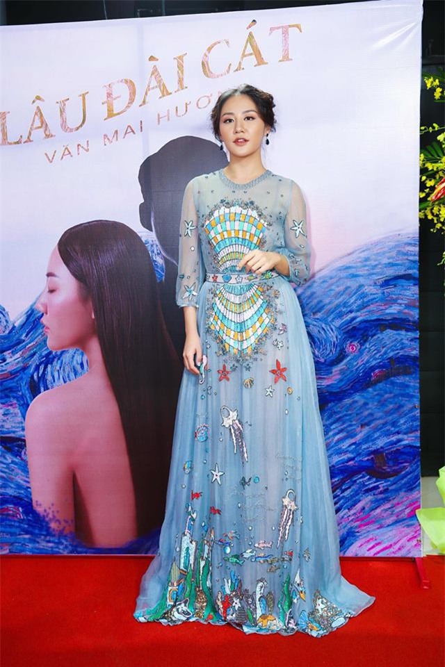 Đụng hàng váy với Hoa hậu Đỗ Mỹ Linh, nhưng Văn Mai Hương lại già hơn hẳn vì chọn nhầm phụ kiện kiểu... quý bà - Ảnh 3.