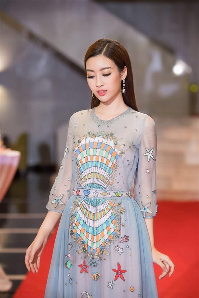 Đụng hàng váy với Hoa hậu Đỗ Mỹ Linh, nhưng Văn Mai Hương lại già hơn hẳn vì chọn nhầm phụ kiện kiểu... quý bà - Ảnh 4.