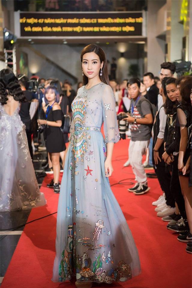Đụng hàng váy với Hoa hậu Đỗ Mỹ Linh, nhưng Văn Mai Hương lại già hơn hẳn vì chọn nhầm phụ kiện kiểu... quý bà - Ảnh 5.