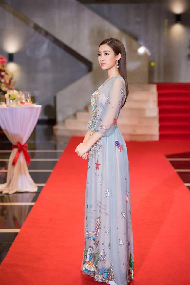 Đụng hàng váy với Hoa hậu Đỗ Mỹ Linh, nhưng Văn Mai Hương lại già hơn hẳn vì chọn nhầm phụ kiện kiểu... quý bà - Ảnh 6.