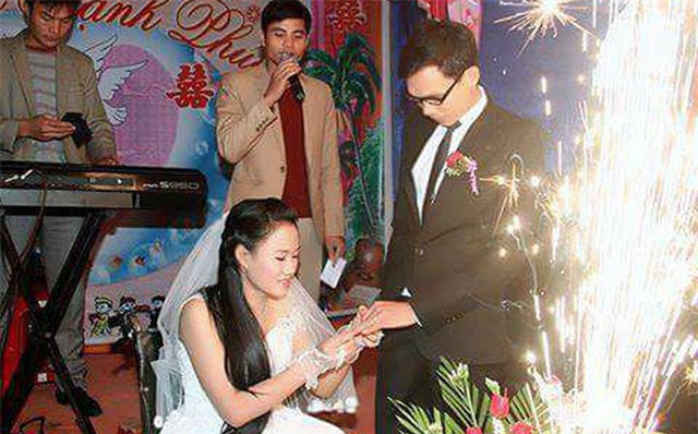 chuyen tinh cam dong cua co gai liet hai chan van quyet tam sinh con voi thay giao tre - 1