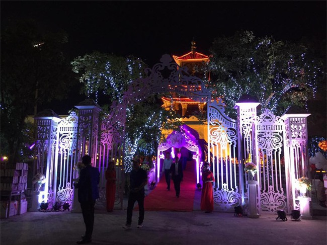 Siêu đám cưới tại Bắc Ninh: Kéo dài 15 ngày, 2 xe Rolls-Royce rước dâu, pháo hoa bắn rợp trời - Ảnh 3.