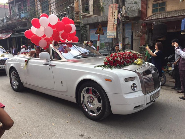 Siêu đám cưới tại Bắc Ninh: Kéo dài 15 ngày, 2 xe Rolls-Royce rước dâu, pháo hoa bắn rợp trời - Ảnh 4.