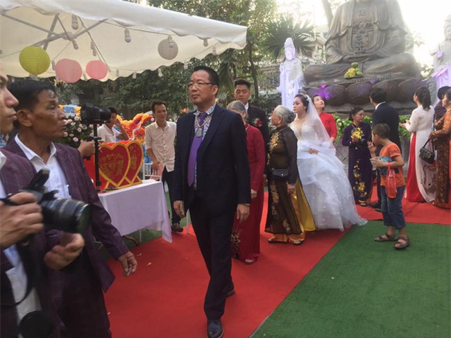 Siêu đám cưới tại Bắc Ninh: Kéo dài 15 ngày, 2 xe Rolls-Royce rước dâu, pháo hoa bắn rợp trời - Ảnh 6.