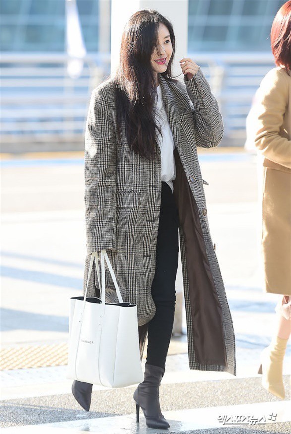 Áo khoác dáng dài năm nào cũng hot, nhưng để mặc đẹp và thật hợp mốt thì phải học tập các idol Hàn này - Ảnh 3.