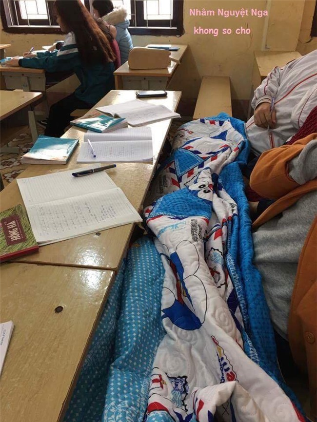 Miền Bắc trở lạnh, học sinh thi nhau vác chăn đi học cho bằng bạn bằng bè