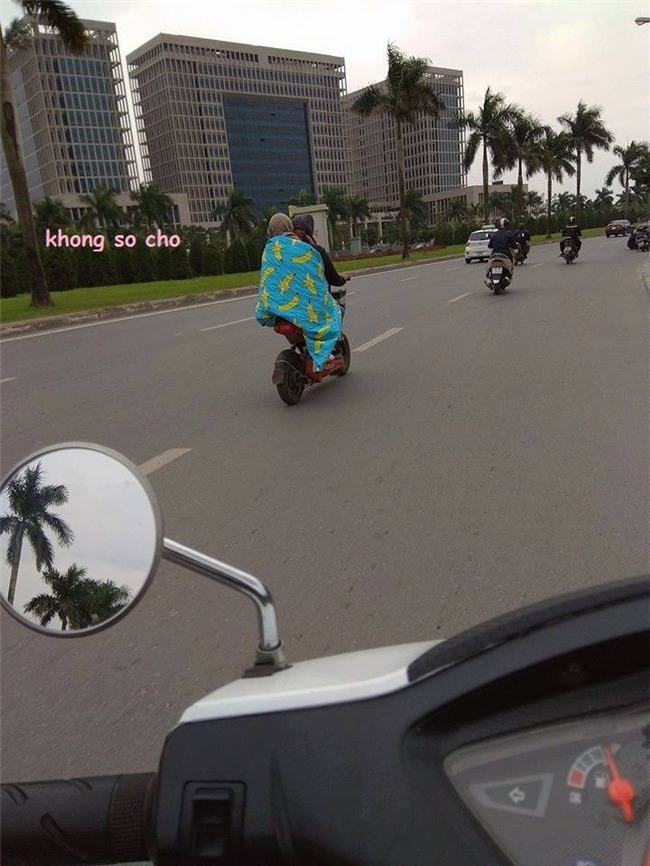 Miền Bắc trở lạnh, học sinh thi nhau vác chăn đi học cho bằng bạn bằng bè