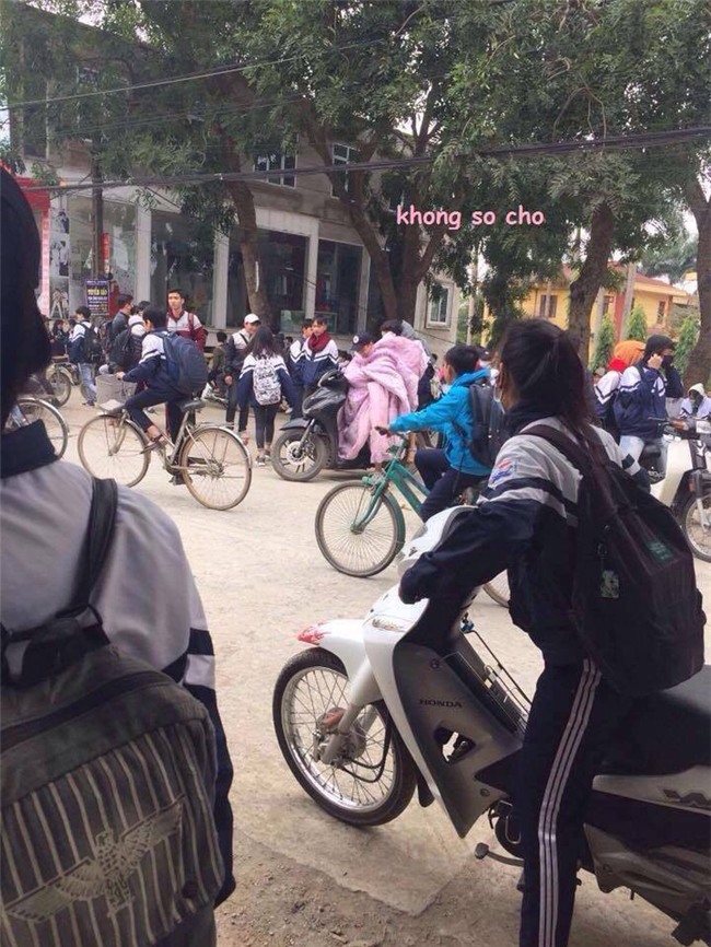 Miền Bắc trở lạnh, học sinh thi nhau vác chăn đi học cho bằng bạn bằng bè