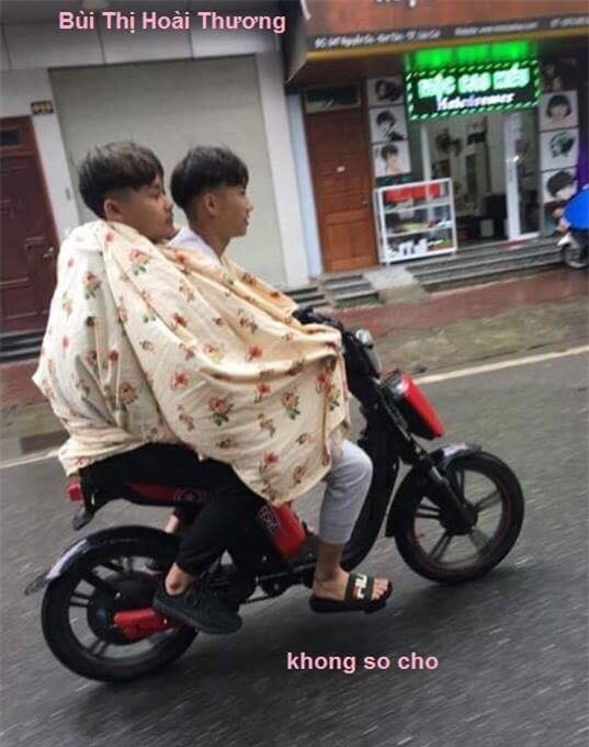 Miền Bắc trở lạnh, học sinh thi nhau vác chăn đi học cho bằng bạn bằng bè