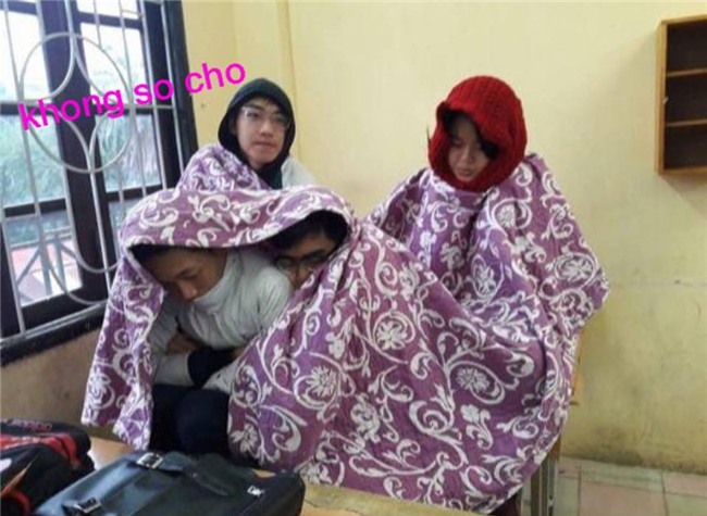 Miền Bắc trở lạnh, học sinh thi nhau vác chăn đi học cho bằng bạn bằng bè