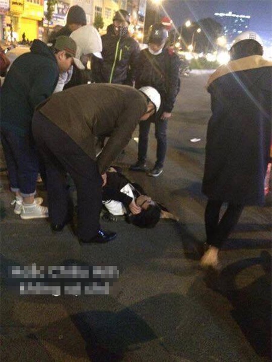 Vụ tai nạn hài hước trên phố Hà Nội: SH vỡ đầu xe, xe đạp vẫn lành lặn - Ảnh 1.